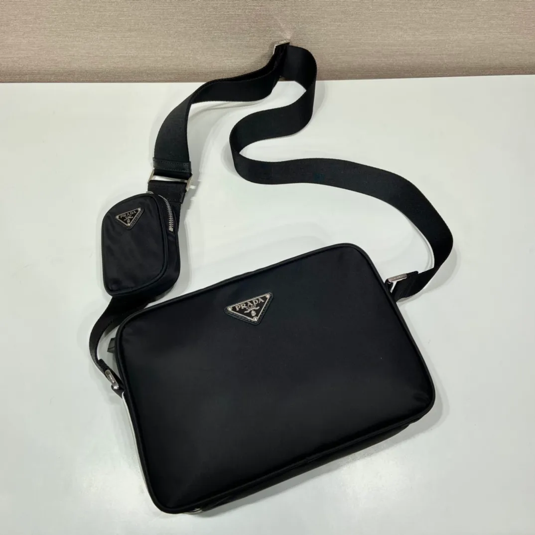 💰1020🎉Co-designed by ad and Pd🎉2VH142 two major brands co-designed🤝 This cross-body bag is co-designed by ad and pd. It is made of Re-Nylon and Saffiano leather. The side is equipped with ad’s classic contrasting three-strip cowhide pattern and a joint environmentally friendly mark. Comes with removable pouch. It looks particularly novel and casual😘😘The upper body effect is great👏👏Hurry up and get it🎉🎉 Length 25x height 19x bottom 7cm🎉🎉🎉👏👏👏
