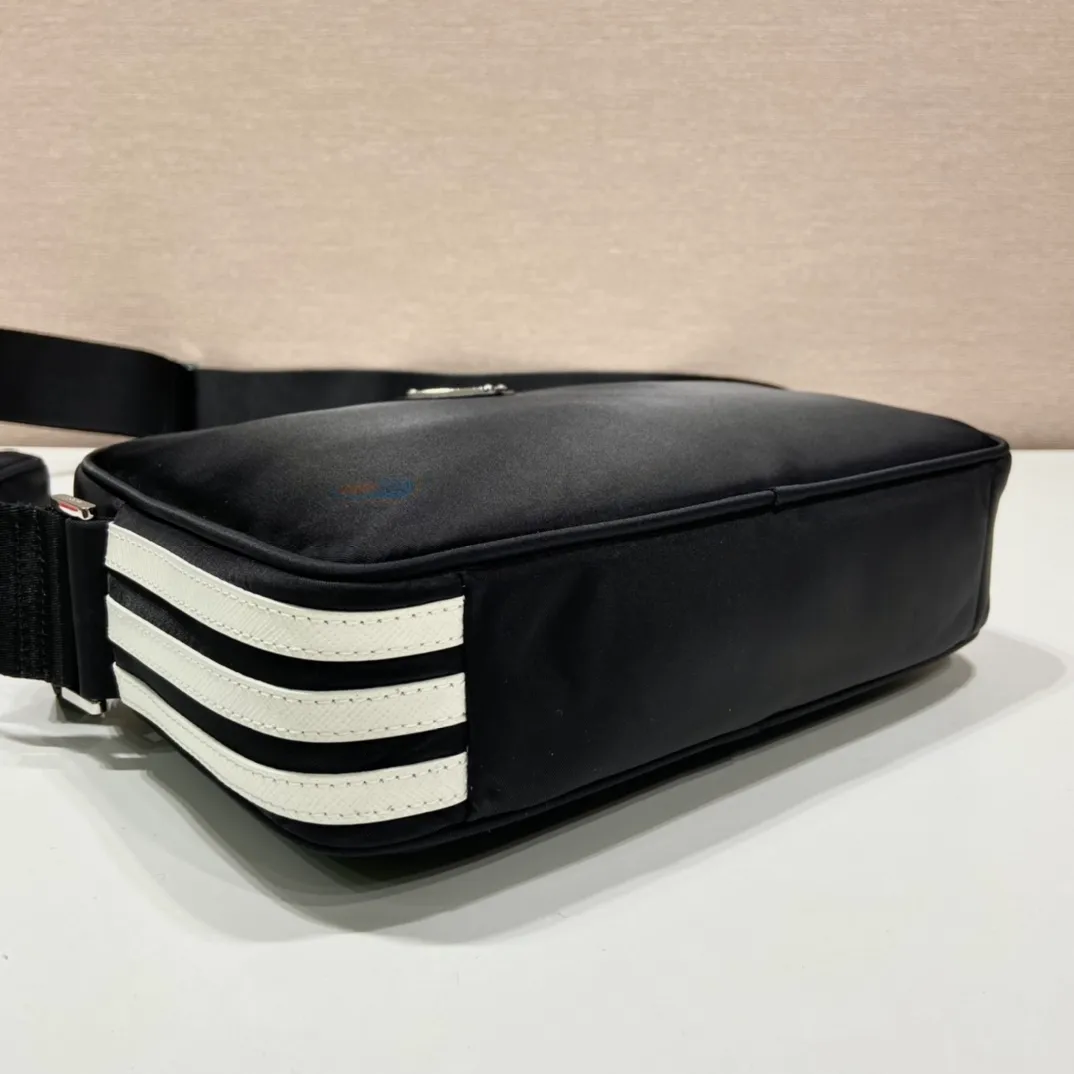💰1020🎉Co-designed by ad and Pd🎉2VH142 two major brands co-designed🤝 This cross-body bag is co-designed by ad and pd. It is made of Re-Nylon and Saffiano leather. The side is equipped with ad’s classic contrasting three-strip cowhide pattern and a joint environmentally friendly mark. Comes with removable pouch. It looks particularly novel and casual😘😘The upper body effect is great👏👏Hurry up and get it🎉🎉 Length 25x height 19x bottom 7cm🎉🎉🎉👏👏👏