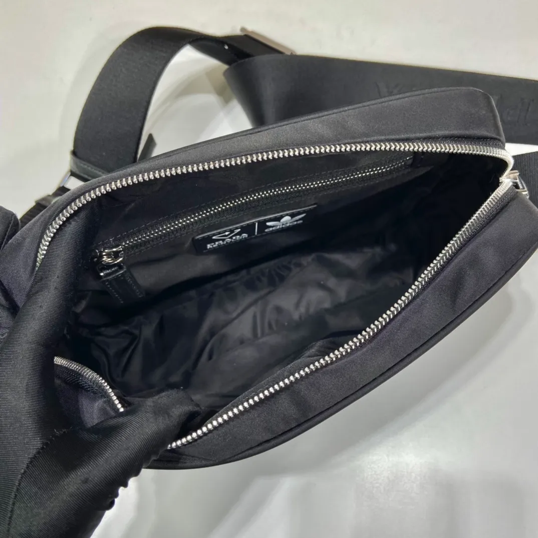 💰1020🎉Co-designed by ad and Pd🎉2VH142 two major brands co-designed🤝 This cross-body bag is co-designed by ad and pd. It is made of Re-Nylon and Saffiano leather. The side is equipped with ad’s classic contrasting three-strip cowhide pattern and a joint environmentally friendly mark. Comes with removable pouch. It looks particularly novel and casual😘😘The upper body effect is great👏👏Hurry up and get it🎉🎉 Length 25x height 19x bottom 7cm🎉🎉🎉👏👏👏