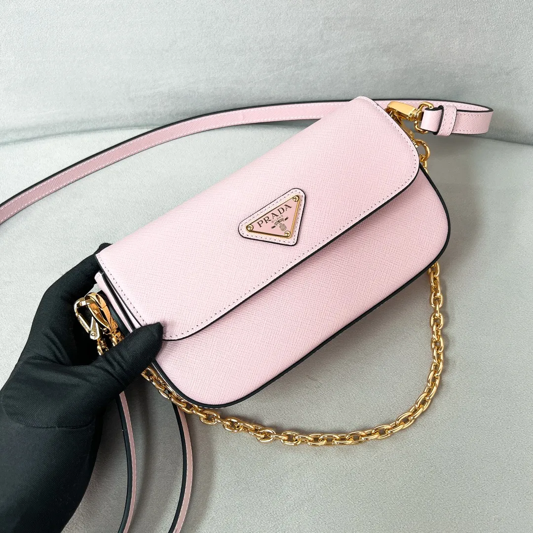 💰1360✨New product launch✨2024 spring and summer new series Saffiano shoulder bag 1BD356 is made of exquisite cross-grain cowhide and is equipped with the iconic triangle logo. It is equipped with a chain shoulder strap and a cross-body full leather shoulder strap. The shoulder strap is detachable and adjustable and can be carried under the armpit or on one shoulder. The overall style of the bag is simple and elegant. It combines fashion and retro style. The inner compartment capacity is also great. A new fashion trend-setter that combines retro fashion and practicality😘 Size 20.5*10.5*4 Pink