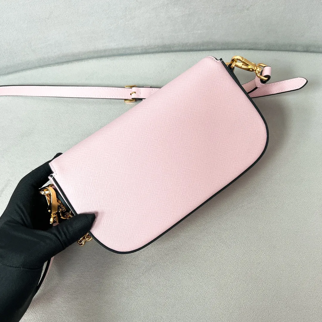 💰1360✨New product launch✨2024 spring and summer new series Saffiano shoulder bag 1BD356 is made of exquisite cross-grain cowhide and is equipped with the iconic triangle logo. It is equipped with a chain shoulder strap and a cross-body full leather shoulder strap. The shoulder strap is detachable and adjustable and can be carried under the armpit or on one shoulder. The overall style of the bag is simple and elegant. It combines fashion and retro style. The inner compartment capacity is also great. A new fashion trend-setter that combines retro fashion and practicality😘 Size 20.5*10.5*4 Pink
