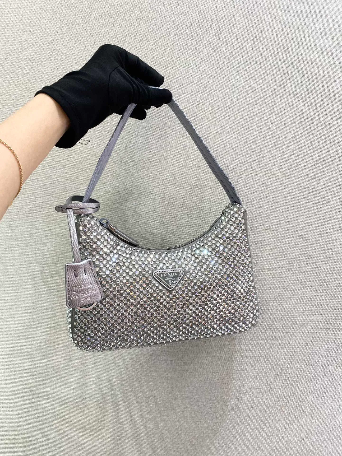 💰1000🎉Flash diamond Hobo🎉1NE515 flash diamond, the most beautiful and sparkling rhinestone Hobo 😘😘Imported diamond net. The sparkling appearance. The blingbling effect under the night light is very eye-catching. The rate of return is very high. 🙈🙈Everyone will praise you wherever you take it😘This kind of sparkling diamond bag is also very easy to match with clothes. It is so cute and cool. , suitable for any occasion, the popular elements of Hobo have always been recognized by Internet celebrities/celebrities, and it is a permanently popular Hobo🙊🙊worth buying👍beauties😘Length 23x Height 13x Bottom 5cm