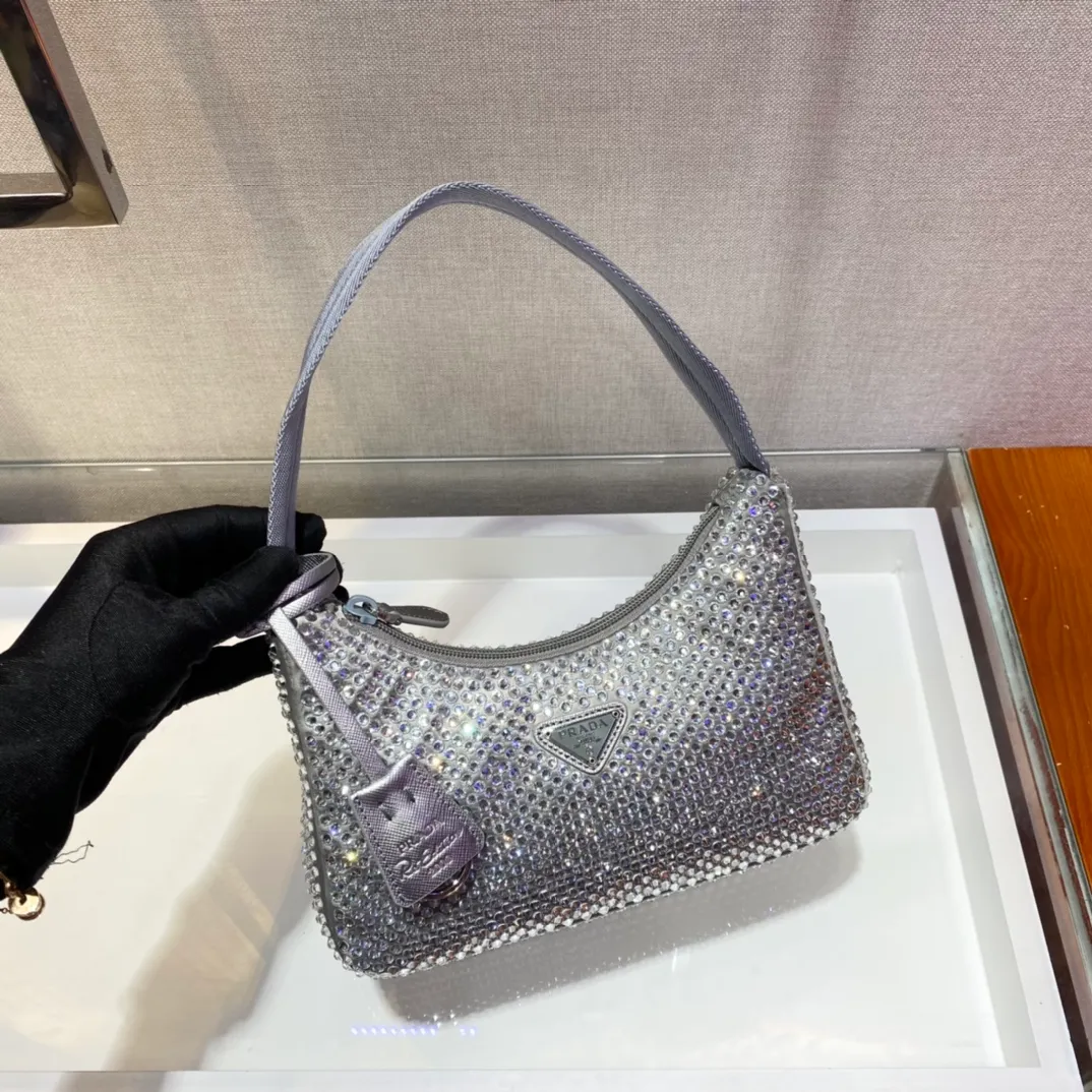 💰1000🎉Flash diamond Hobo🎉1NE515 flash diamond, the most beautiful and sparkling rhinestone Hobo 😘😘Imported diamond net. The sparkling appearance. The blingbling effect under the night light is very eye-catching. The rate of return is very high. 🙈🙈Everyone will praise you wherever you take it😘This kind of sparkling diamond bag is also very easy to match with clothes. It is so cute and cool. , suitable for any occasion, the popular elements of Hobo have always been recognized by Internet celebrities/celebrities, and it is a permanently popular Hobo🙊🙊worth buying👍beauties😘Length 23x Height 13x Bottom 5cm
