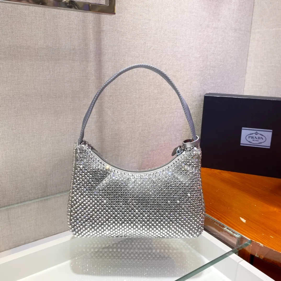 💰1000🎉Flash diamond Hobo🎉1NE515 flash diamond, the most beautiful and sparkling rhinestone Hobo 😘😘Imported diamond net. The sparkling appearance. The blingbling effect under the night light is very eye-catching. The rate of return is very high. 🙈🙈Everyone will praise you wherever you take it😘This kind of sparkling diamond bag is also very easy to match with clothes. It is so cute and cool. , suitable for any occasion, the popular elements of Hobo have always been recognized by Internet celebrities/celebrities, and it is a permanently popular Hobo🙊🙊worth buying👍beauties😘Length 23x Height 13x Bottom 5cm
