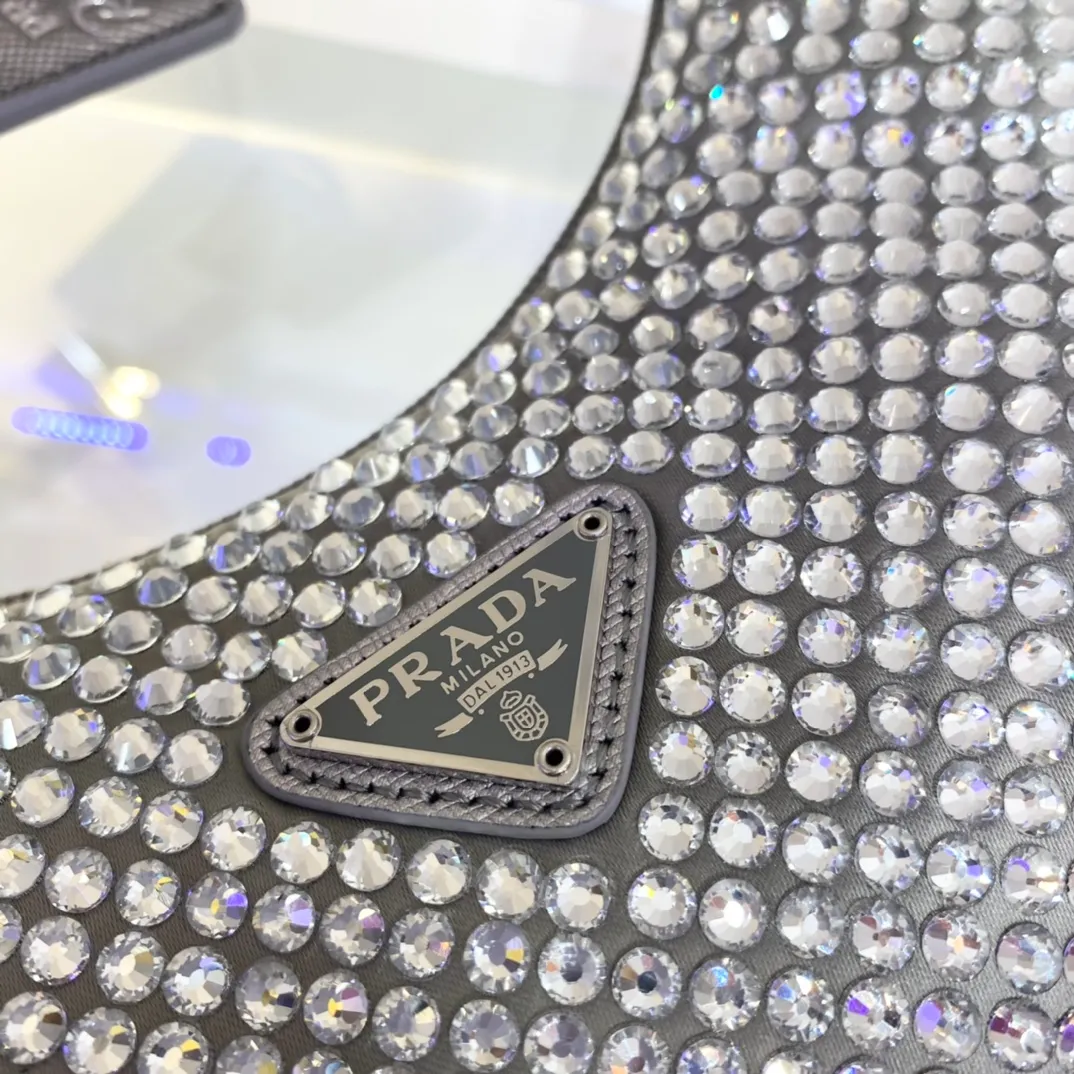 💰1000🎉Flash diamond Hobo🎉1NE515 flash diamond, the most beautiful and sparkling rhinestone Hobo 😘😘Imported diamond net. The sparkling appearance. The blingbling effect under the night light is very eye-catching. The rate of return is very high. 🙈🙈Everyone will praise you wherever you take it😘This kind of sparkling diamond bag is also very easy to match with clothes. It is so cute and cool. , suitable for any occasion, the popular elements of Hobo have always been recognized by Internet celebrities/celebrities, and it is a permanently popular Hobo🙊🙊worth buying👍beauties😘Length 23x Height 13x Bottom 5cm