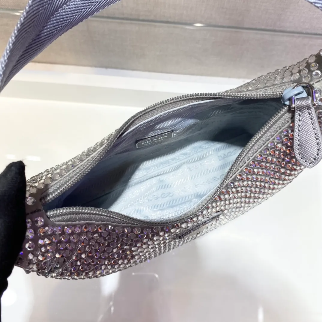 💰1000🎉Flash diamond Hobo🎉1NE515 flash diamond, the most beautiful and sparkling rhinestone Hobo 😘😘Imported diamond net. The sparkling appearance. The blingbling effect under the night light is very eye-catching. The rate of return is very high. 🙈🙈Everyone will praise you wherever you take it😘This kind of sparkling diamond bag is also very easy to match with clothes. It is so cute and cool. , suitable for any occasion, the popular elements of Hobo have always been recognized by Internet celebrities/celebrities, and it is a permanently popular Hobo🙊🙊worth buying👍beauties😘Length 23x Height 13x Bottom 5cm