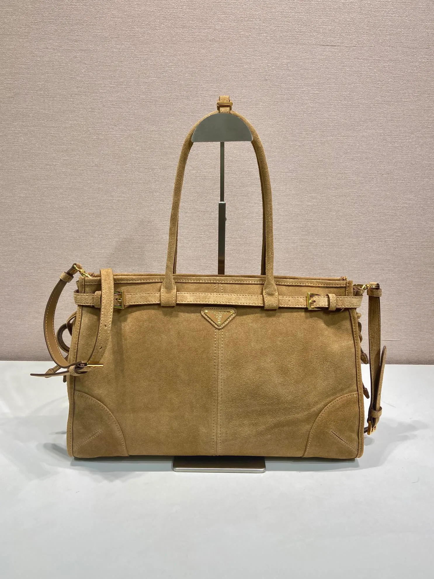 💰1700🎉LusSolf Suede🎉1BA433 Large🎉🎉 This hand-held crossbody bag is made of imported suede (nubuck leather). The classic color exudes a classic atmosphere. It is equipped with a detachable and adjustable long shoulder strap, which is convenient for matching on different occasions. It has a very large capacity and is easy to use. It is definitely a must-have for fashionistas. Hurry up and take this retro-style handbag home! Length 38x Height 30x Bottom 12cm🎉🎉🎉👏👏👏
