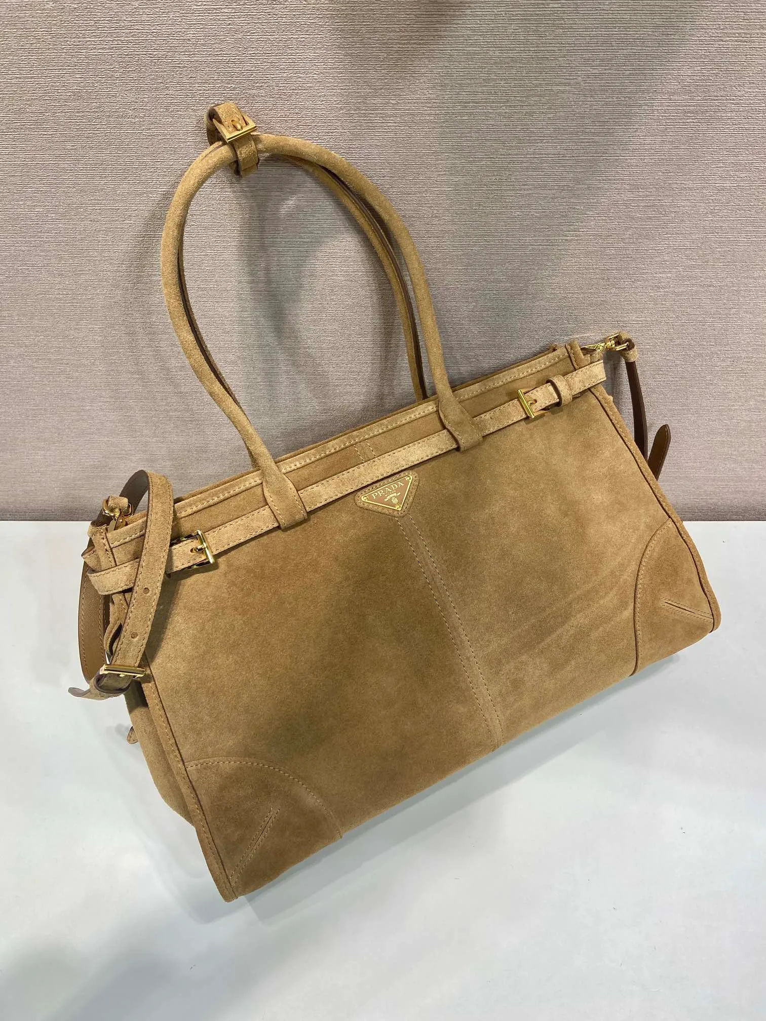 💰1700🎉LusSolf Suede🎉1BA433 Large🎉🎉 This hand-held crossbody bag is made of imported suede (nubuck leather). The classic color exudes a classic atmosphere. It is equipped with a detachable and adjustable long shoulder strap, which is convenient for matching on different occasions. It has a very large capacity and is easy to use. It is definitely a must-have for fashionistas. Hurry up and take this retro-style handbag home! Length 38x Height 30x Bottom 12cm🎉🎉🎉👏👏👏