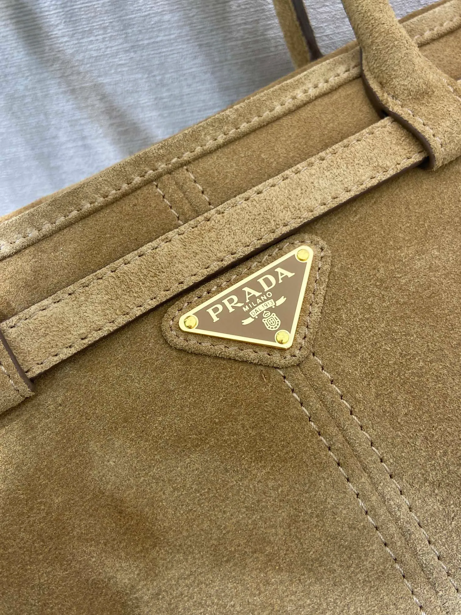 💰1700🎉LusSolf Suede🎉1BA433 Large🎉🎉 This hand-held crossbody bag is made of imported suede (nubuck leather). The classic color exudes a classic atmosphere. It is equipped with a detachable and adjustable long shoulder strap, which is convenient for matching on different occasions. It has a very large capacity and is easy to use. It is definitely a must-have for fashionistas. Hurry up and take this retro-style handbag home! Length 38x Height 30x Bottom 12cm🎉🎉🎉👏👏👏