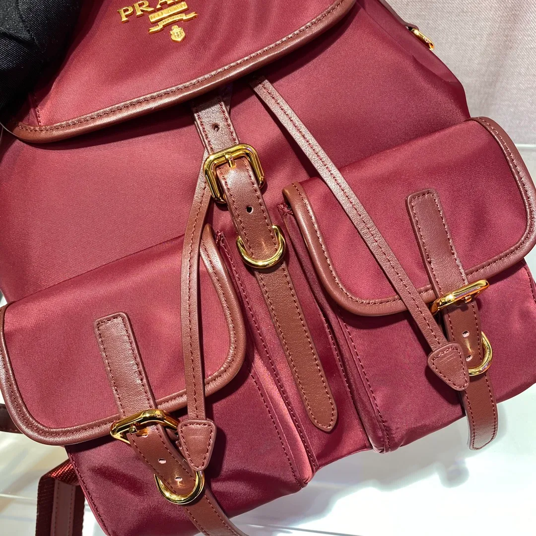 💰1120🎉New Backpack🎉1BZ677A👍👍This nylon backpack is trimmed with exquisite Saffiano leather, a blend of multiple materials, and is decorated with a spaghetti logo, a flap design and two front pockets, highlighting fashionable elegance. Lightweight and practical, the upper body effect is super stylish, and it can be matched at will😘😘Fully upgraded nylon fabric👍👍👏👏👏 Length 24x Height 28x Bottom 12cm
