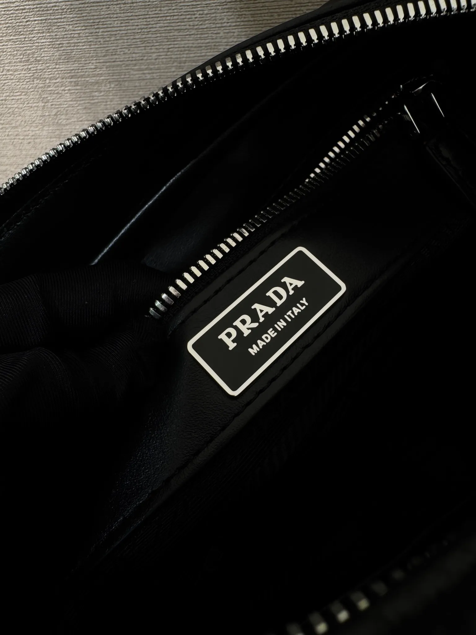 p960¥🎉New box bag🎉2VH189🎉🎉 This shoulder bag is simple and compact, exquisite and versatile, and is made of soft and delicate leather. It's embellished with the iconic triangle logo and modern details accentuate the simple silhouette. Adjustable shoulder strap with metal buckle. Zipper opening and closing, internal zipper pocket, large capacity, another popular style that will never go out of style🎉🎉Worth owning, get it now🎉🎉 Length 25x Height 18x ​​Bottom 7.5cm🎉🎉🎉