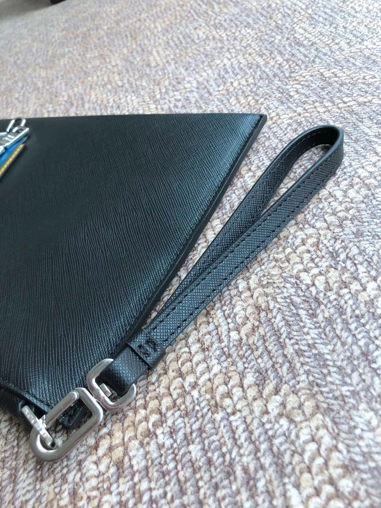 💰920, a new handbag from P family🎉🎉🎉, 2VG005 black with blue and gray, made of imported cross-grain cowhide + complex color matching handbag, imported sheepskin inside, 175 OEM code, a unique handbag🎉🎉🎉Length 28xH 18cm💪💪💪[Red envelope][Red envelope][Red envelope]