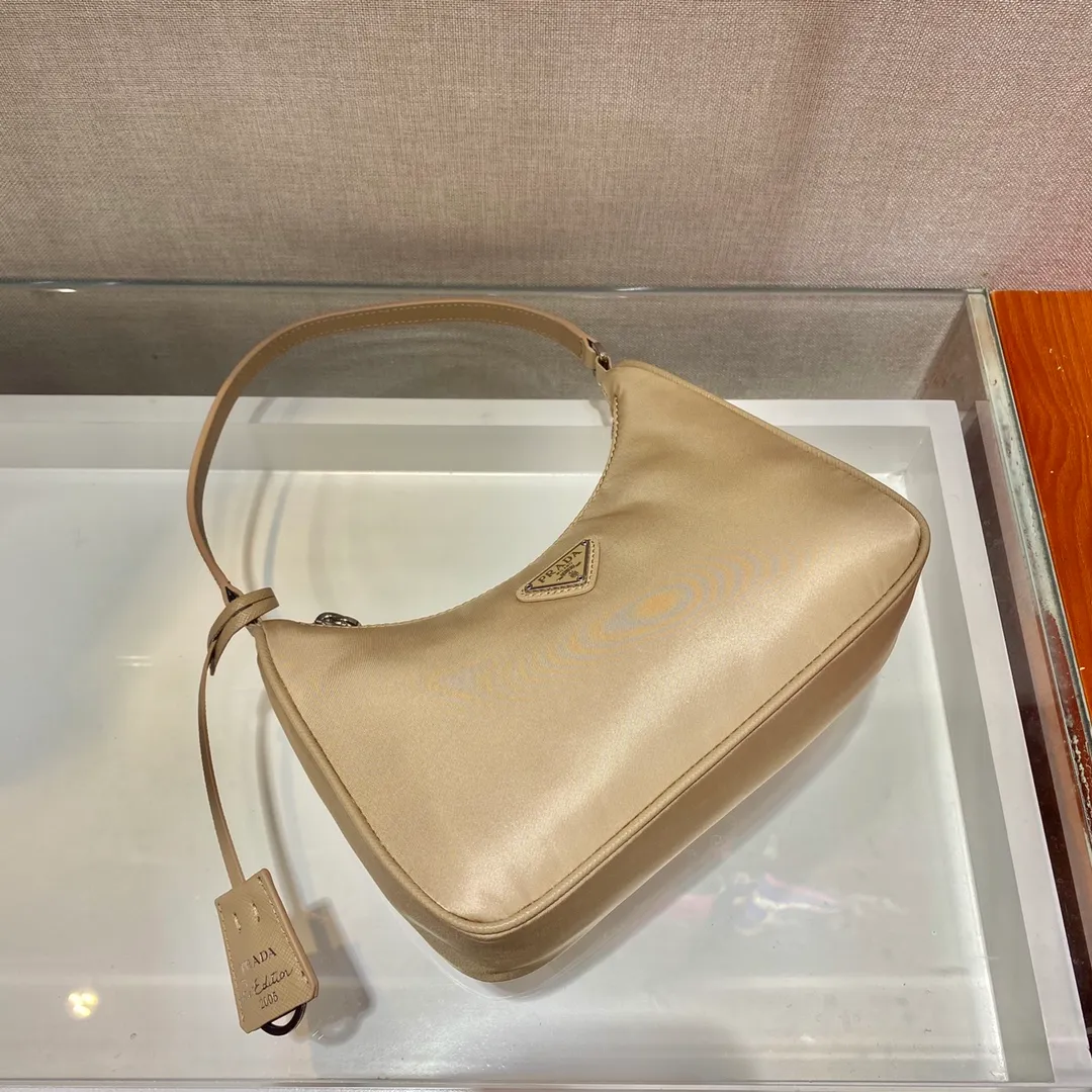 💰700🔥New Hobo bag🔥Original quality👍New 1NE204 moon-shaped second-hand bag, made of imported original parachute fabric, hand-operated cross-grain cowhide, lightweight and practical Hobo armpit bag, super simple and eye-catching👍👍, small/light/packable/easy to wear/fashionable armpit bag, and can be carried by hand, super easy to use😍😍. It is currently the most popular bag among celebrities, aren’t you excited😜😜, ladies, hurry up, length 22X height 12 people x base 6cm👏👏👏💰💰