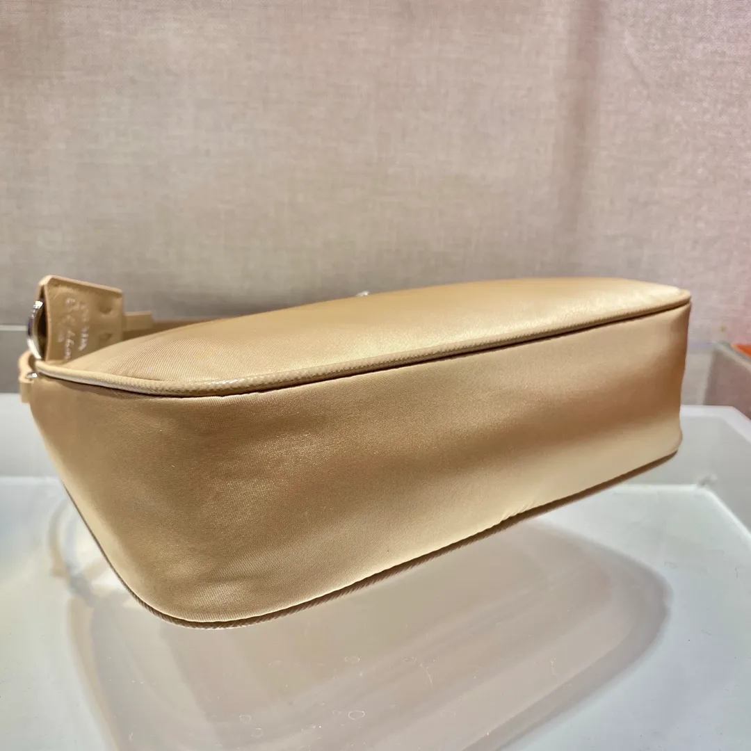 💰700🔥New Hobo bag🔥Original quality👍New 1NE204 moon-shaped second-hand bag, made of imported original parachute fabric, hand-operated cross-grain cowhide, lightweight and practical Hobo armpit bag, super simple and eye-catching👍👍, small/light/packable/easy to wear/fashionable armpit bag, and can be carried by hand, super easy to use😍😍. It is currently the most popular bag among celebrities, aren’t you excited😜😜, ladies, hurry up, length 22X height 12 people x base 6cm👏👏👏💰💰