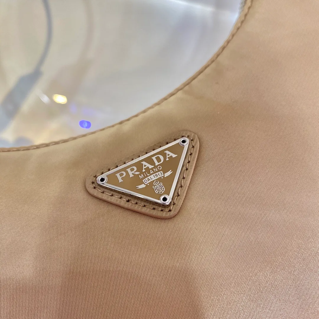 💰700🔥New Hobo bag🔥Original quality👍New 1NE204 moon-shaped second-hand bag, made of imported original parachute fabric, hand-operated cross-grain cowhide, lightweight and practical Hobo armpit bag, super simple and eye-catching👍👍, small/light/packable/easy to wear/fashionable armpit bag, and can be carried by hand, super easy to use😍😍. It is currently the most popular bag among celebrities, aren’t you excited😜😜, ladies, hurry up, length 22X height 12 people x base 6cm👏👏👏💰💰