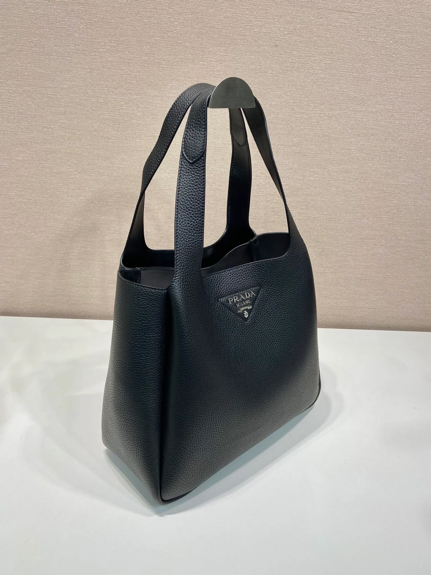 💰1900🎉Large Vegetable Basket🎉1BG338 Large Bucket Bag🎉🎉 This large vegetable basket is made of soft and delicate calfskin tote underarm bag, with imported sheepskin interior and top-grade white lace hardware. The overall feel is very soft/lightweight😘😘There are many compartments, it can be carried by hand or used as a liquid bag, and it can be matched with different clothes. So beautiful😘😘Hurry up and get it🙊 Length 32x height 27x bottom 14cm👏👏👏💰💰💰