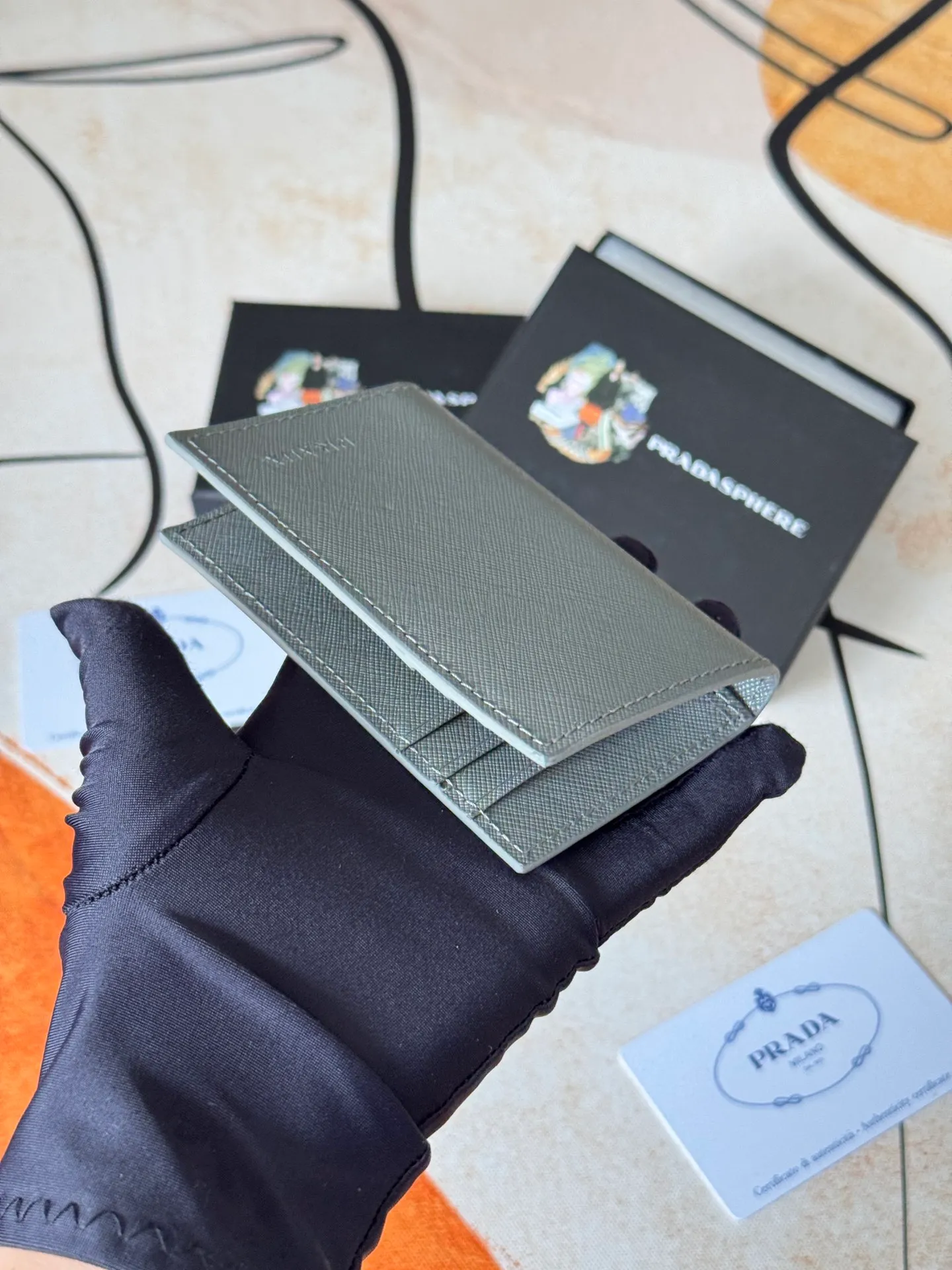 💰120💰prada cross pattern unisex card holder, can be placed in pockets, bags, and can be held in hand, made of cross pattern imported calfskin, pocket card holder, can hold change, 6 card slots, simple and elegant fashion trend. Model 2MC101, color as shown in the picture, size 11×7cm,