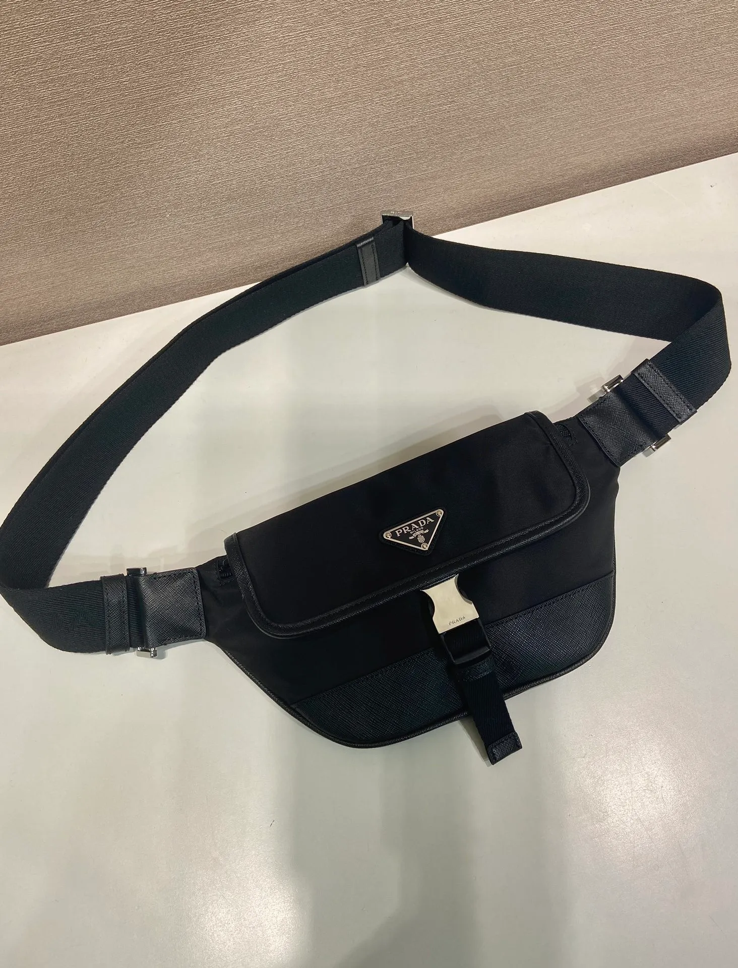 💰960🎉New waist bag🎉2VH176 upgraded version🎉🎉 This versatile and fashionable shoulder bag is made of imported nylon material. The compact style is embellished with leather trim, details such as side buckles are refined and practical, and the adjustable shoulder strap makes it easy to wear cross-body. The enameled triangular metal logo highlights the brand's classic character. It can be used as a chest bag or a waist bag. The upper body effect is very cool, lightweight and practical. Hurry up and get it🎉🎉 Length 18x height 15x bottom 5cm