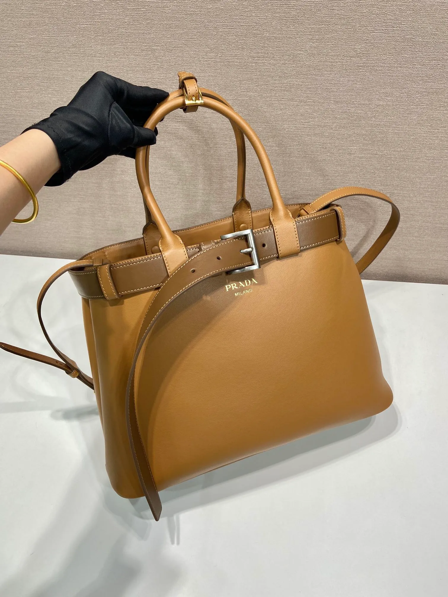 💰2100🎉New women's bag🎉1BA416 large🎉🎉 This handheld women's bag is made of imported calfskin, with imported sheepskin lining. Simple lines and exquisite elements interweave, interpreting the design aesthetic of both elegance and functionality. It not only embodies the modern and simple style, but also comes with replaceable straps and detachable and adjustable long shoulder straps, adding a unique personality embellishment to the entire look. Modern and versatile. Babies who like it, hurry up and get it🎉🎉 Length 37.5x Height 27.5x Bottom 14cm🎉🎉🎉👏👏👏