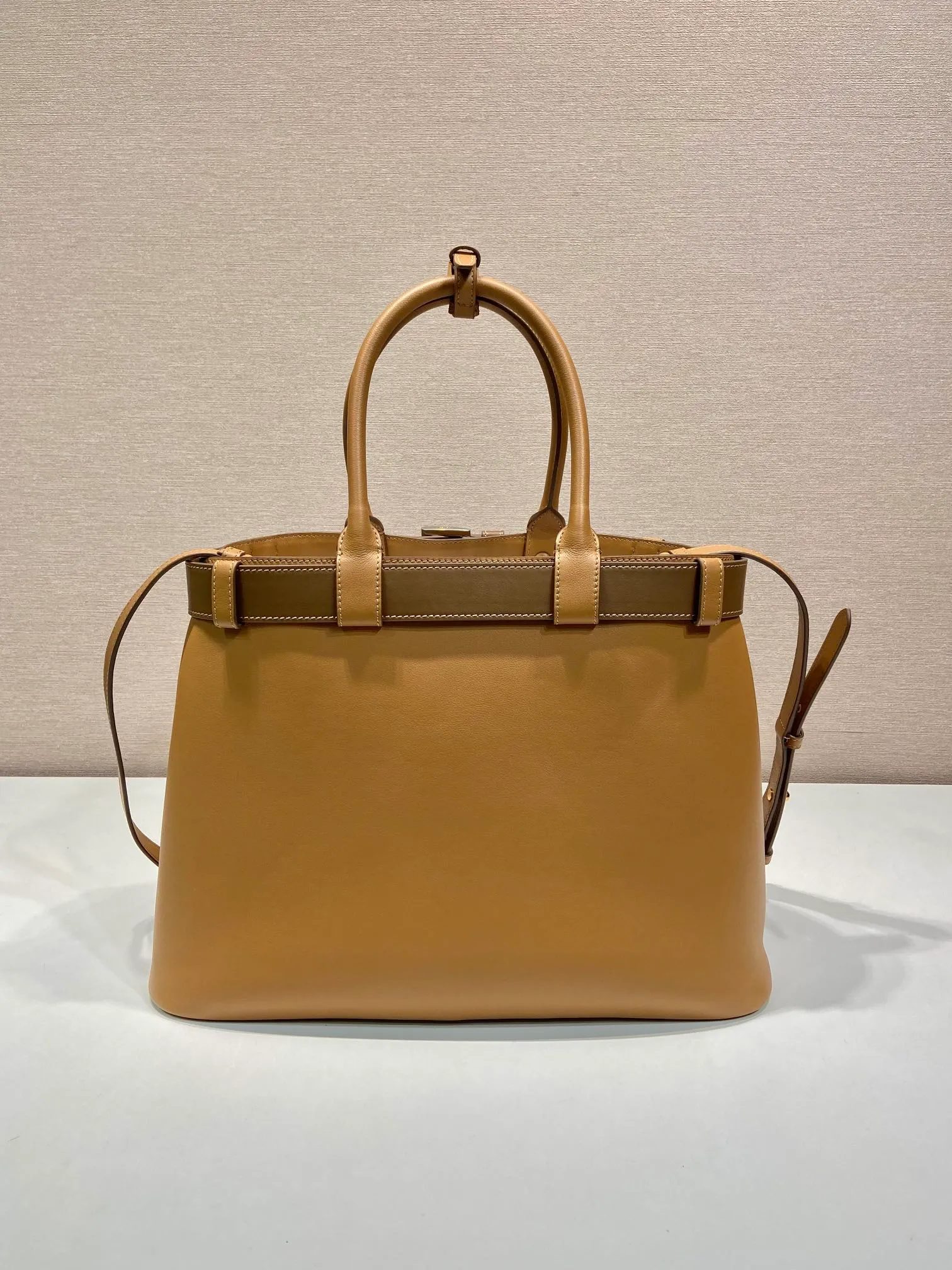 💰2100🎉New women's bag🎉1BA416 large🎉🎉 This handheld women's bag is made of imported calfskin, with imported sheepskin lining. Simple lines and exquisite elements interweave, interpreting the design aesthetic of both elegance and functionality. It not only embodies the modern and simple style, but also comes with replaceable straps and detachable and adjustable long shoulder straps, adding a unique personality embellishment to the entire look. Modern and versatile. Babies who like it, hurry up and get it🎉🎉 Length 37.5x Height 27.5x Bottom 14cm🎉🎉🎉👏👏👏