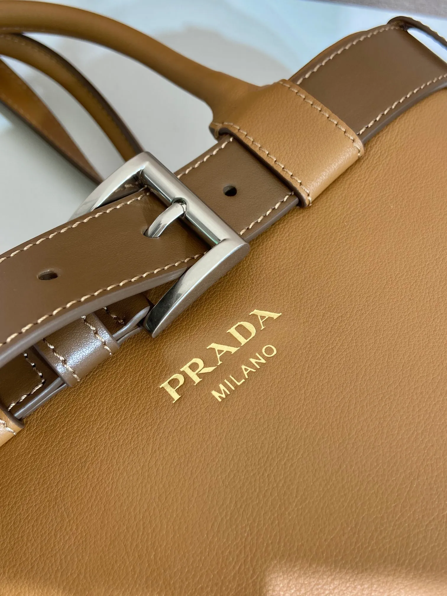 💰2100🎉New women's bag🎉1BA416 large🎉🎉 This handheld women's bag is made of imported calfskin, with imported sheepskin lining. Simple lines and exquisite elements interweave, interpreting the design aesthetic of both elegance and functionality. It not only embodies the modern and simple style, but also comes with replaceable straps and detachable and adjustable long shoulder straps, adding a unique personality embellishment to the entire look. Modern and versatile. Babies who like it, hurry up and get it🎉🎉 Length 37.5x Height 27.5x Bottom 14cm🎉🎉🎉👏👏👏