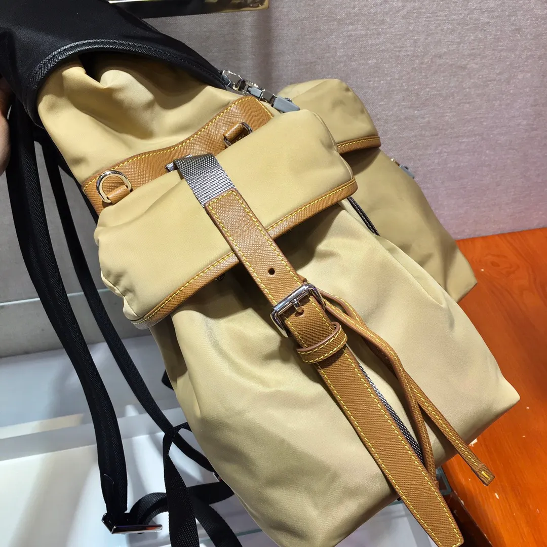 💰1860🎉New Backpack🎉2VZ074 Backpack👏👏 Made of fabric with Saffiano leather trim, it presents a functional and modern design. The backpack is equipped with multiple pockets. The contrasting colors and contrasting materials make the body of the bag eye-catching and charming. The top-grade brushed hardware 🎉🎉The space capacity is particularly suitable for packing 🙊🙊The upper body effect is invincible, fashionable and elegant 🙊🙊Complex handcrafting and exquisite workmanship. Men, hurry up and get it😘😘 Length 37 height 42x bottom 17cm