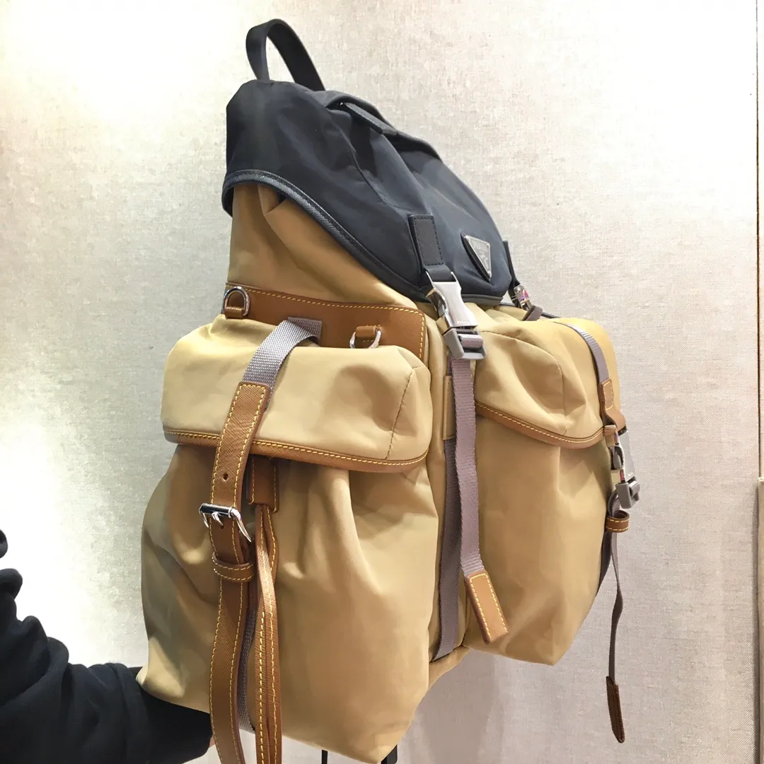 💰1860🎉New Backpack🎉2VZ074 Backpack👏👏 Made of fabric with Saffiano leather trim, it presents a functional and modern design. The backpack is equipped with multiple pockets. The contrasting colors and contrasting materials make the body of the bag eye-catching and charming. The top-grade brushed hardware 🎉🎉The space capacity is particularly suitable for packing 🙊🙊The upper body effect is invincible, fashionable and elegant 🙊🙊Complex handcrafting and exquisite workmanship. Men, hurry up and get it😘😘 Length 37 height 42x bottom 17cm