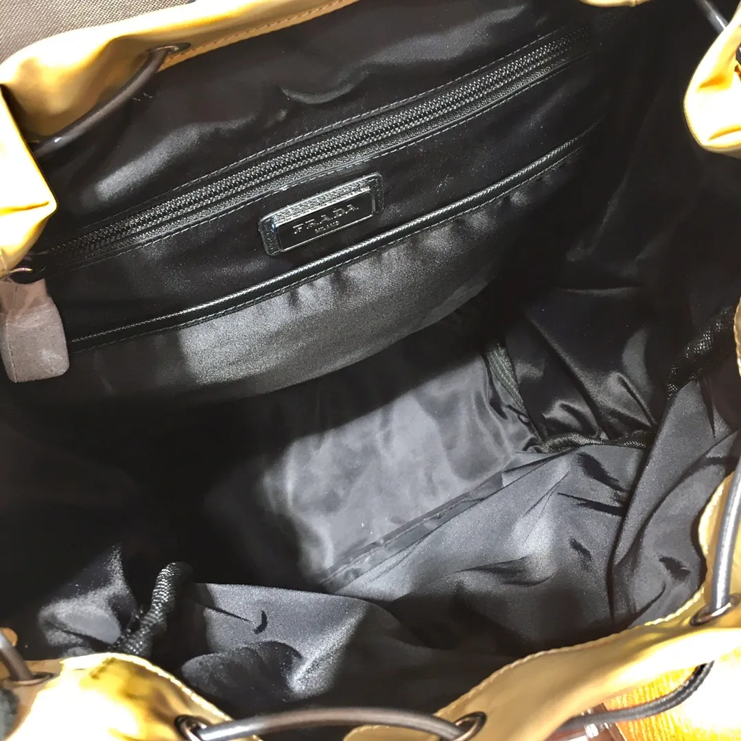 💰1860🎉New Backpack🎉2VZ074 Backpack👏👏 Made of fabric with Saffiano leather trim, it presents a functional and modern design. The backpack is equipped with multiple pockets. The contrasting colors and contrasting materials make the body of the bag eye-catching and charming. The top-grade brushed hardware 🎉🎉The space capacity is particularly suitable for packing 🙊🙊The upper body effect is invincible, fashionable and elegant 🙊🙊Complex handcrafting and exquisite workmanship. Men, hurry up and get it😘😘 Length 37 height 42x bottom 17cm