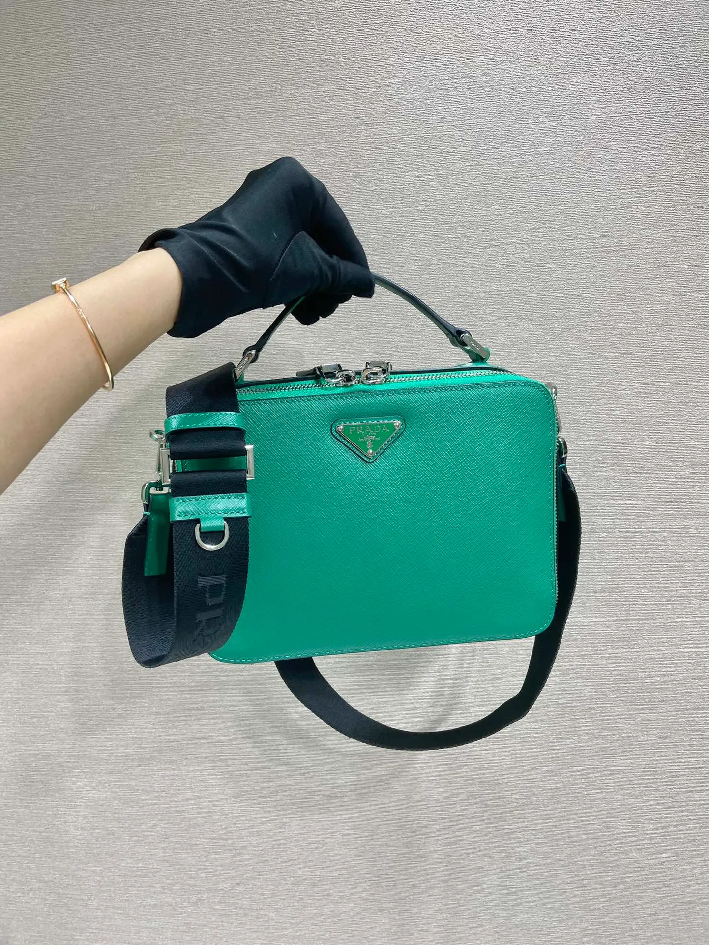 💰1640🎉Upgrade Board🎉2VH069🎉🎉 This Brique handbag is made of Saffiano leather, and its simple lines highlight a striking style. The iconic Saffiano leather material is synonymous with luxury and a status symbol of traditional Italian leather goods manufacturing craftsmanship. This handbag has an elegant design, equipped with handles and a detachable long nylon shoulder strap, which is more simple and elegant. Get it now🎉🎉 Length 22x Height 16x Bottom 6cm