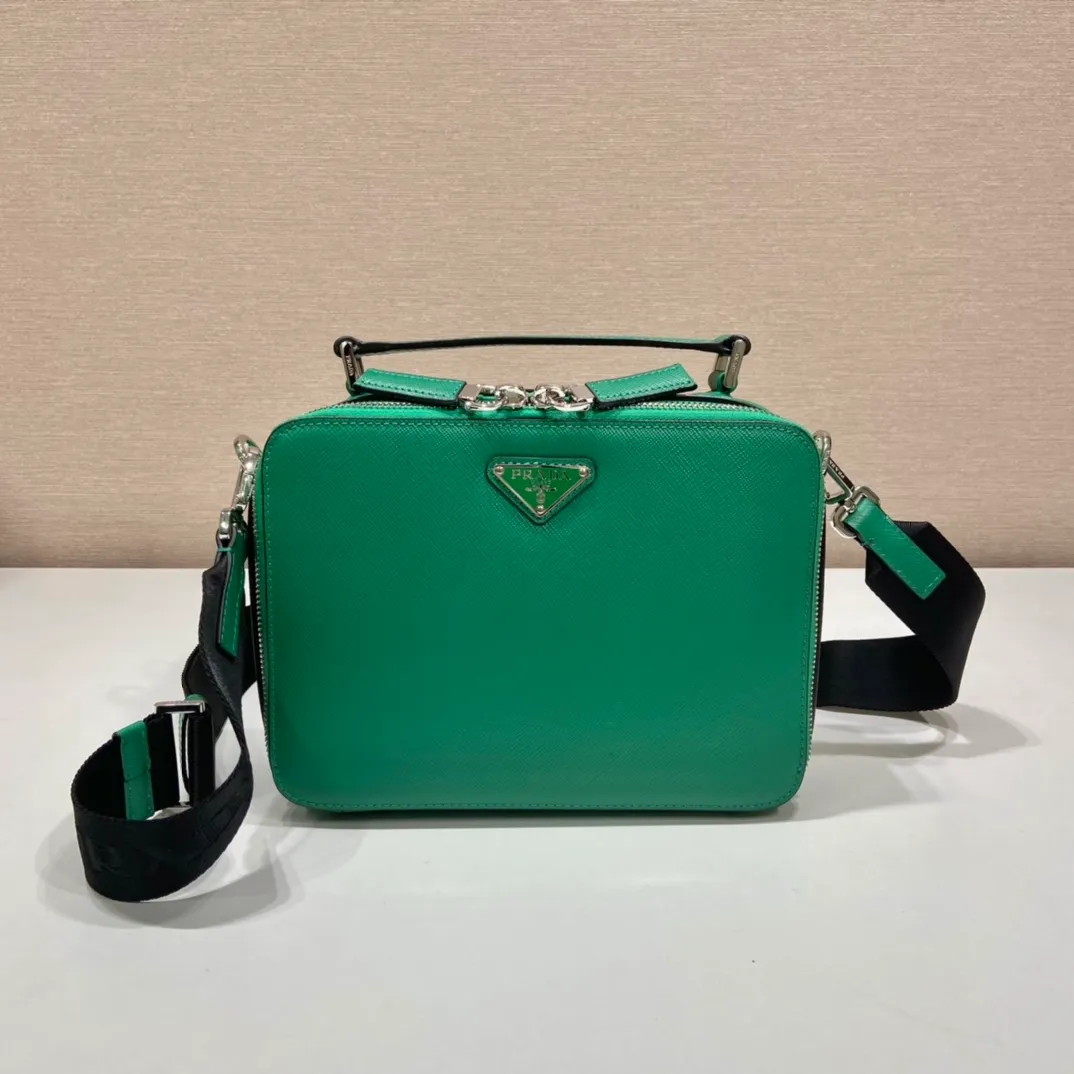 💰1640🎉Upgrade Board🎉2VH069🎉🎉 This Brique handbag is made of Saffiano leather, and its simple lines highlight a striking style. The iconic Saffiano leather material is synonymous with luxury and a status symbol of traditional Italian leather goods manufacturing craftsmanship. This handbag has an elegant design, equipped with handles and a detachable long nylon shoulder strap, which is more simple and elegant. Get it now🎉🎉 Length 22x Height 16x Bottom 6cm
