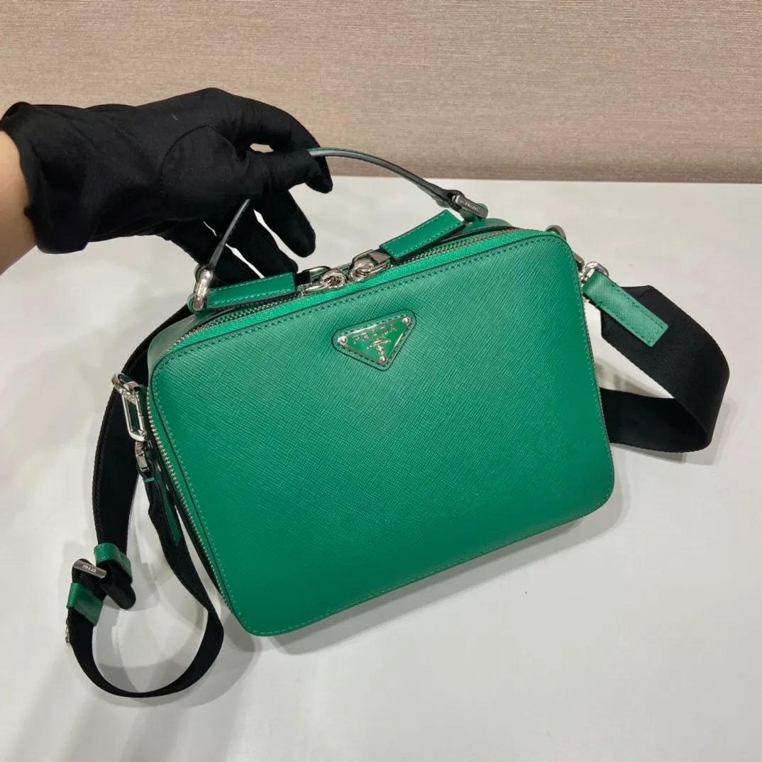 💰1640🎉Upgrade Board🎉2VH069🎉🎉 This Brique handbag is made of Saffiano leather, and its simple lines highlight a striking style. The iconic Saffiano leather material is synonymous with luxury and a status symbol of traditional Italian leather goods manufacturing craftsmanship. This handbag has an elegant design, equipped with handles and a detachable long nylon shoulder strap, which is more simple and elegant. Get it now🎉🎉 Length 22x Height 16x Bottom 6cm