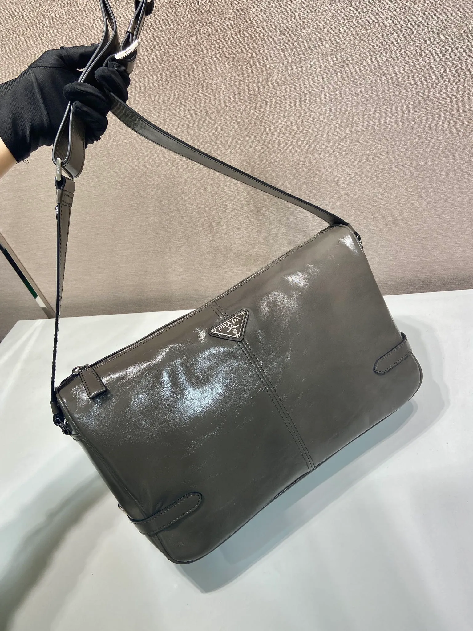 💰1700🎉New oil wax leather🎉2VH187 messenger bag🎉🎉 This shoulder bag is carefully made of soft and shiny oil wax leather. It has a smooth and simple silhouette with exquisite details and is decorated with a unique triangle logo. It is fashionable and versatile. Adjustable leather shoulder strap, another popular style that will never go out of style🎉🎉Handsome guys, hurry up and get it🎉🎉 Length 35x Height 22x Bottom 12cm🎉🎉🎉👏👏👏