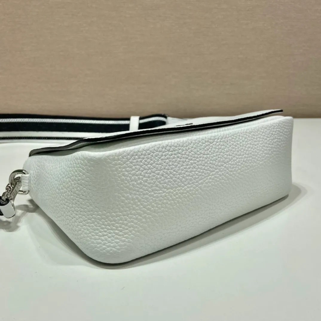 💰1800🎉New double shoulder straps🎉1BD314 double shoulder straps🎉 This double shoulder strap is made of imported deerskin grain cowhide and equipped with two interchangeable and adjustable long shoulder straps. The combination of fabric webbing and cowhide is perfect😘, versatile for mixing and matching different clothes on different occasions😘, large capacity, super soft feel🎉Hurry up and get it🎉 Length 23x height 18x ​​base 9cm🎉🎉🎉