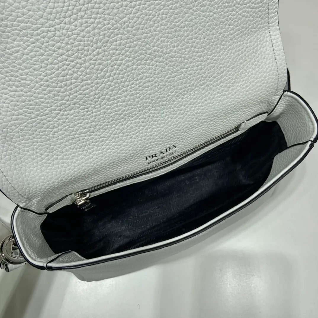 💰1800🎉New double shoulder straps🎉1BD314 double shoulder straps🎉 This double shoulder strap is made of imported deerskin grain cowhide and equipped with two interchangeable and adjustable long shoulder straps. The combination of fabric webbing and cowhide is perfect😘, versatile for mixing and matching different clothes on different occasions😘, large capacity, super soft feel🎉Hurry up and get it🎉 Length 23x height 18x ​​base 9cm🎉🎉🎉