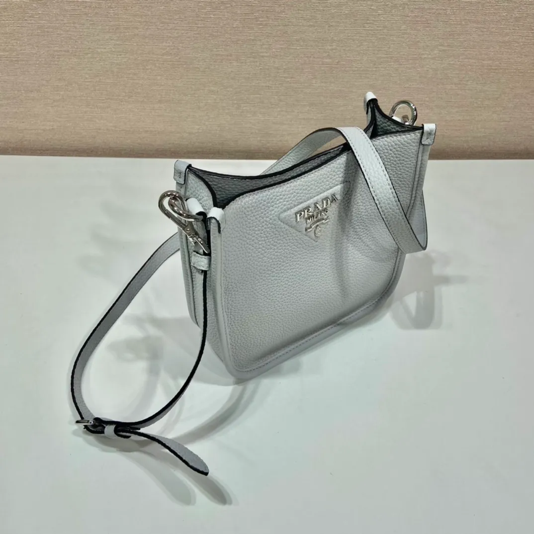 💰1600👏New double shoulder strap bag👏1BH191/tote bag This leather mini shoulder bag has a simple design. A metallic triangle logo on the front adds signature tone. Equipped with detachable logo-printed webbing and leather shoulder straps, it can be exchanged at any time for different outfits and occasions😘😘to highlight its modern style. High fashion is the main fashion for daily matching. Hurry up and get it, it’s so beautiful👏👏 Length 19x height 20x bottom 6cm