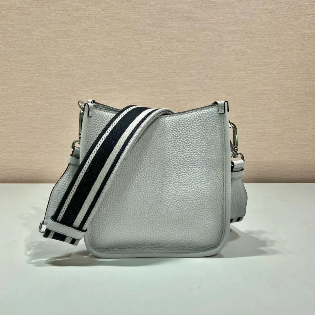 💰1600👏New double shoulder strap bag👏1BH191/tote bag This leather mini shoulder bag has a simple design. A metallic triangle logo on the front adds signature tone. Equipped with detachable logo-printed webbing and leather shoulder straps, it can be exchanged at any time for different outfits and occasions😘😘to highlight its modern style. High fashion is the main fashion for daily matching. Hurry up and get it, it’s so beautiful👏👏 Length 19x height 20x bottom 6cm