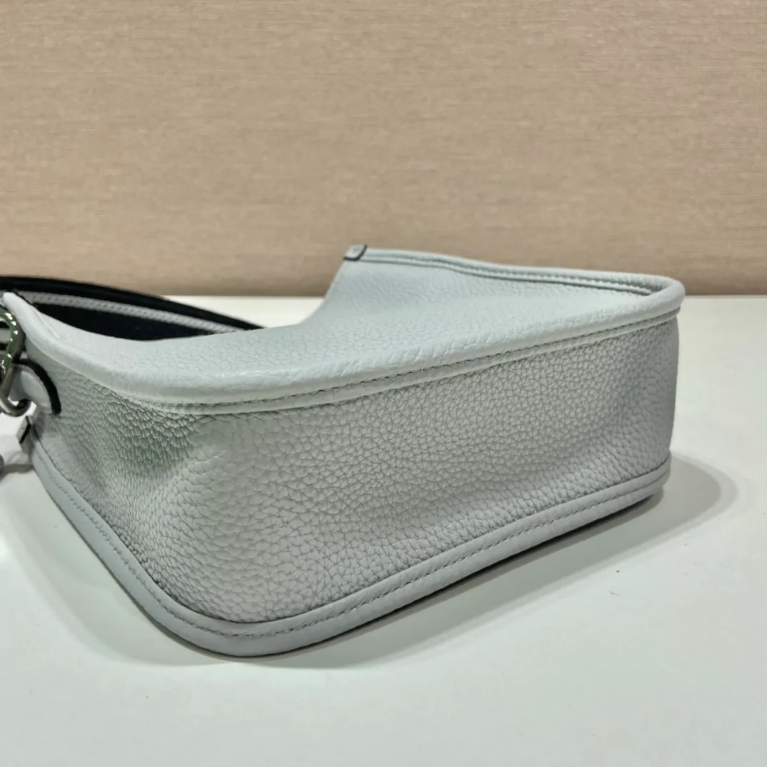 💰1600👏New double shoulder strap bag👏1BH191/tote bag This leather mini shoulder bag has a simple design. A metallic triangle logo on the front adds signature tone. Equipped with detachable logo-printed webbing and leather shoulder straps, it can be exchanged at any time for different outfits and occasions😘😘to highlight its modern style. High fashion is the main fashion for daily matching. Hurry up and get it, it’s so beautiful👏👏 Length 19x height 20x bottom 6cm