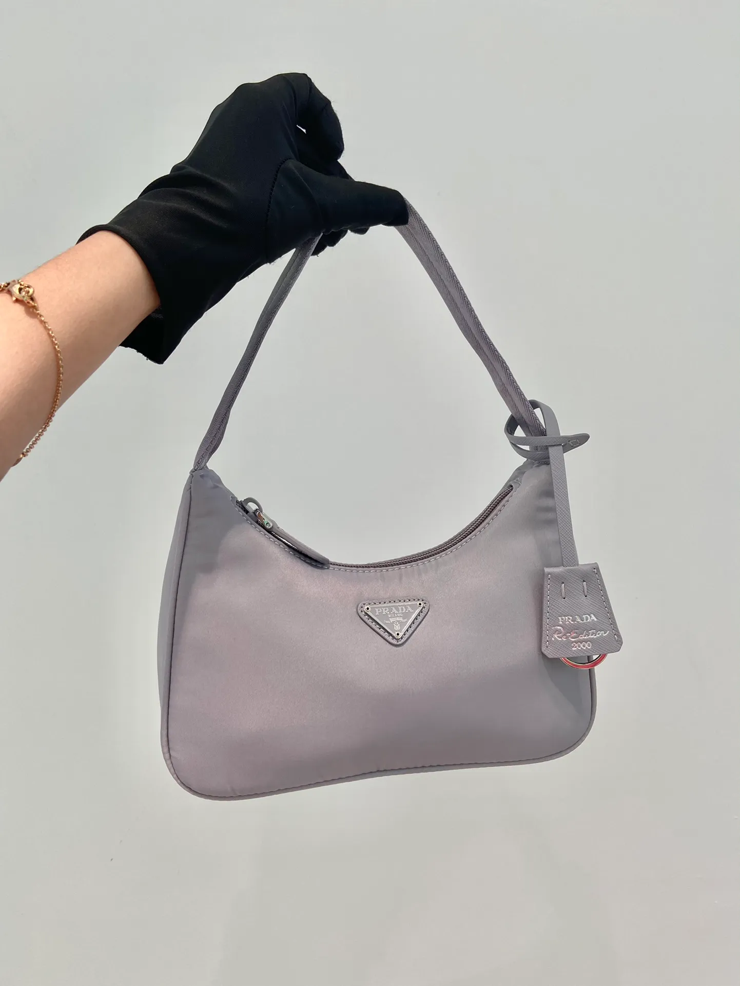 💰660🔥New color wisteria purple🔥Original quality👍👍Upgraded board 1NE515 moon-shaped second-hand bag, made of imported original parachute fabric, lightweight and practical Hobo armpit bag, super simple and eye-catching👍👍, small/light/packable/easy to wear/fashionable armpit bag, and can be carried by hand, super easy to use😍😍. It is currently the most popular bag among celebrities, aren’t you excited😜😜, ladies, hurry up, length 23x height 13x bottom 5cm👏👏👏💰💰💰