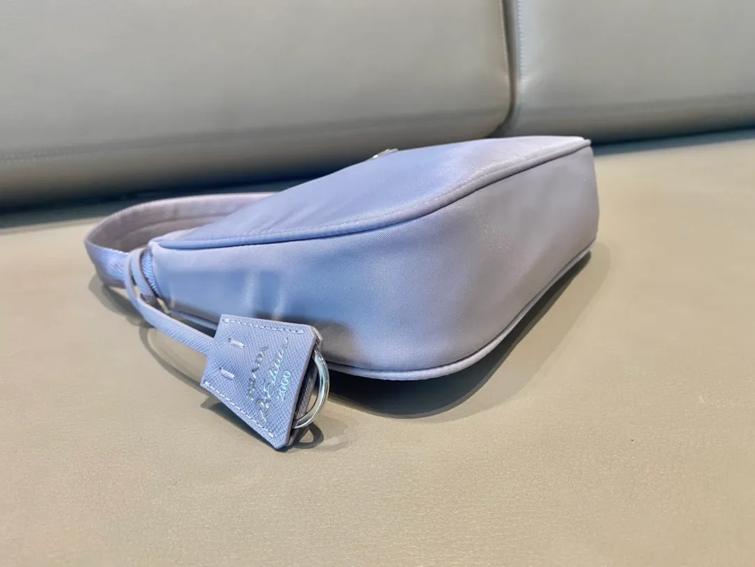 💰660🔥New color wisteria purple🔥Original quality👍👍Upgraded board 1NE515 moon-shaped second-hand bag, made of imported original parachute fabric, lightweight and practical Hobo armpit bag, super simple and eye-catching👍👍, small/light/packable/easy to wear/fashionable armpit bag, and can be carried by hand, super easy to use😍😍. It is currently the most popular bag among celebrities, aren’t you excited😜😜, ladies, hurry up, length 23x height 13x bottom 5cm👏👏👏💰💰💰