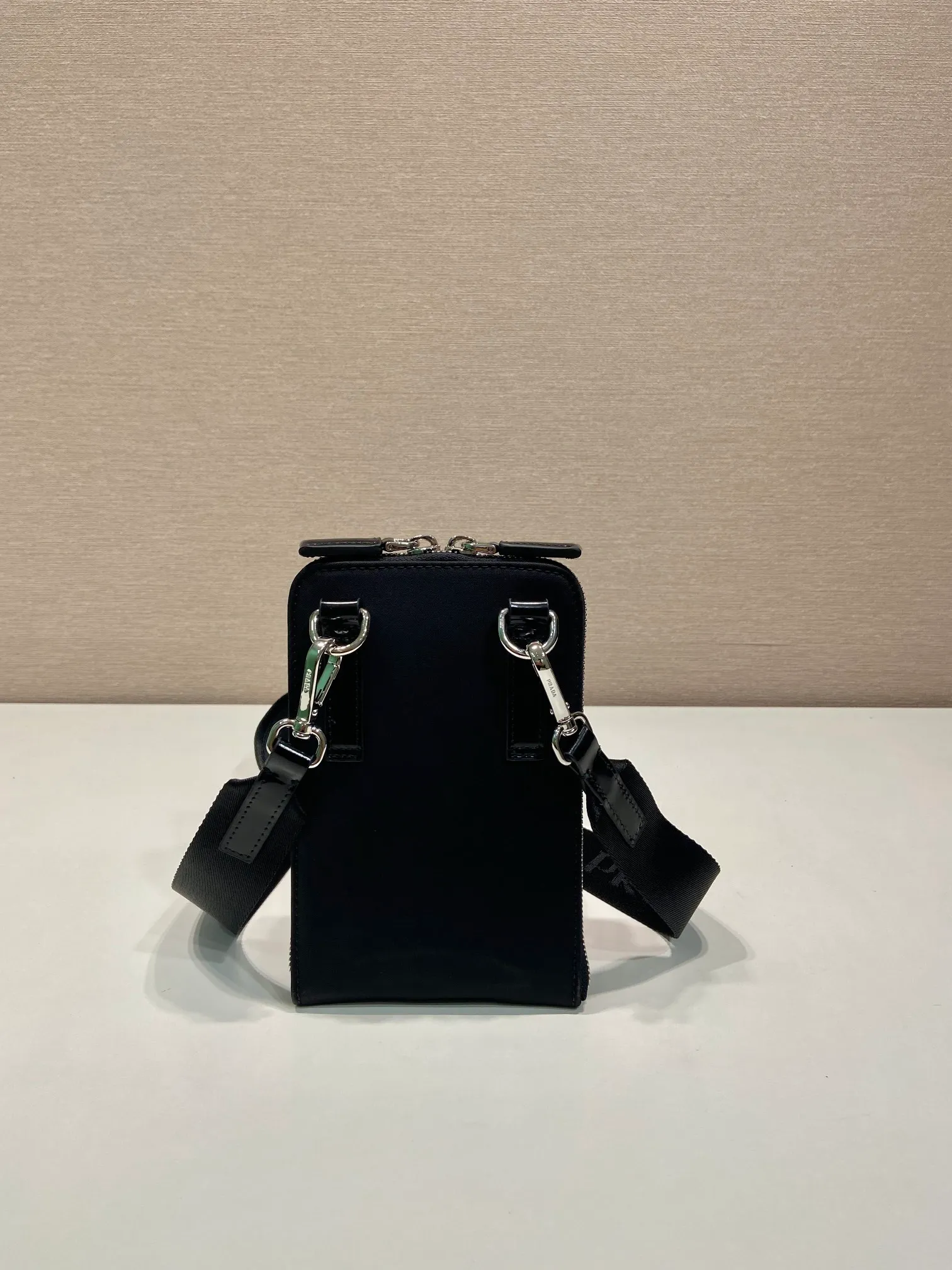 💰780🎉New mobile phone bag🎉2ZT060 new product🎉🎉 This practical and simple smartphone bag is made of recycled nylon fabric and glossy leather, highlighting contemporary fashion. It has a comfortable removable shoulder strap and an external zippered pouch for outstanding practicality. Enamel-coated triangular metal and equipped with 3 card slots, the upper body effect is very cool😘If you like babies, hurry up and get it🎉🎉 Length 11.5x Height 18cm🎉🎉🎉👏👏👏