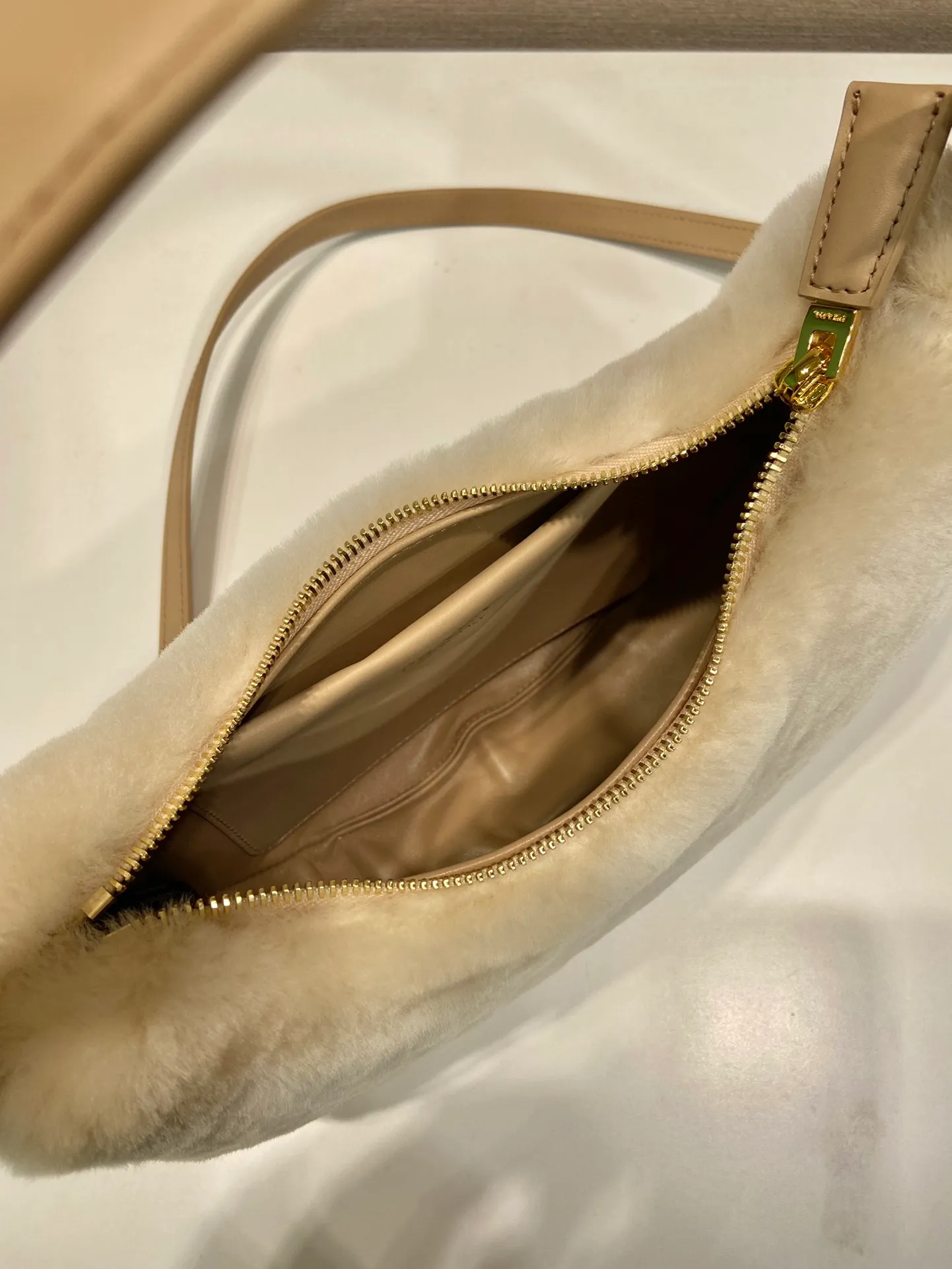 💰1360🎉Moon handbag🎉1BC194 double shoulder strap/real wool🎉🎉 This simple Moon handbag is made of soft wool and cowhide, showing a modern and versatile charm. The curved body design is equipped with 2 long/short adjustable shoulder straps, making it easy to change the shape at will. It is equipped with imported lambskin inside, and the metal accessories add a bright style. The upper body effect is very cool/fashionable. It is a must-have item in winter🎉Babies, hurry up and get it🎉 Length 22.5x Height 18.5x Bottom 6.5cm🎉🎉🎉🍊🍊🍊