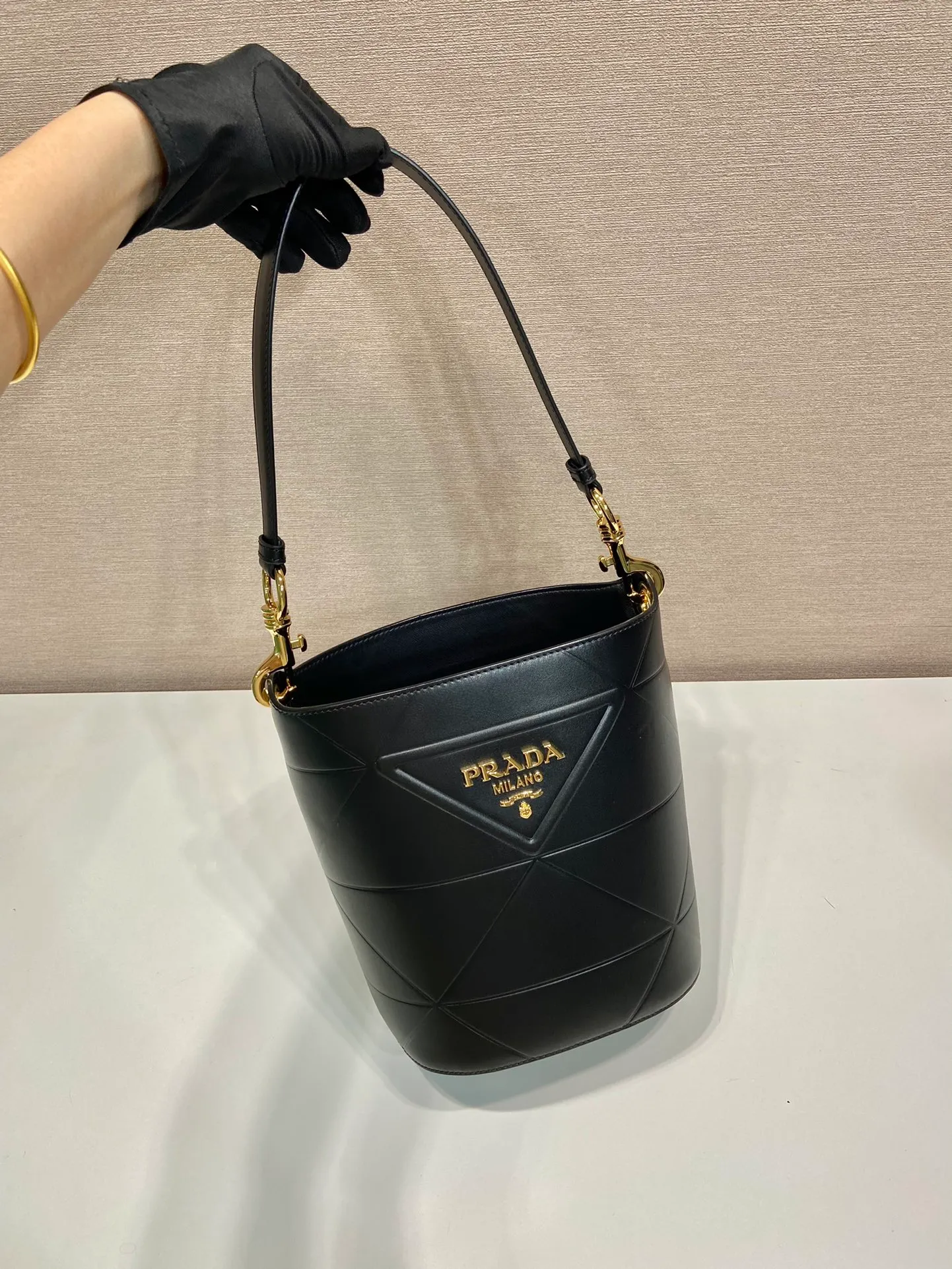 💰1640🎉New Triangular Rhombus Bucket Bag🎉1BA380 Bucket Bag🎉🎉 This bucket bag is made of imported calfskin, with a purely handmade triangular rhombus design. The mark is composed of an embossed triangle and a hardware mark. The inner compartment is equipped with a middle compartment and the space is large. Simple and elegant, full of fashion sense. Babies, hurry up and get started. Length 20x Height 22.5x Bottom 14cm🎉🎉🎉👏👏👏