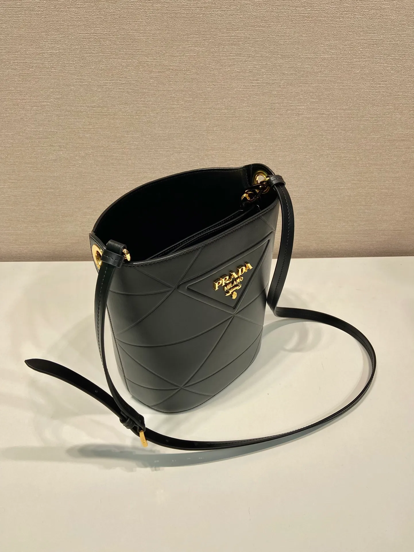 💰1640🎉New Triangular Rhombus Bucket Bag🎉1BA380 Bucket Bag🎉🎉 This bucket bag is made of imported calfskin, with a purely handmade triangular rhombus design. The mark is composed of an embossed triangle and a hardware mark. The inner compartment is equipped with a middle compartment and the space is large. Simple and elegant, full of fashion sense. Babies, hurry up and get started. Length 20x Height 22.5x Bottom 14cm🎉🎉🎉👏👏👏