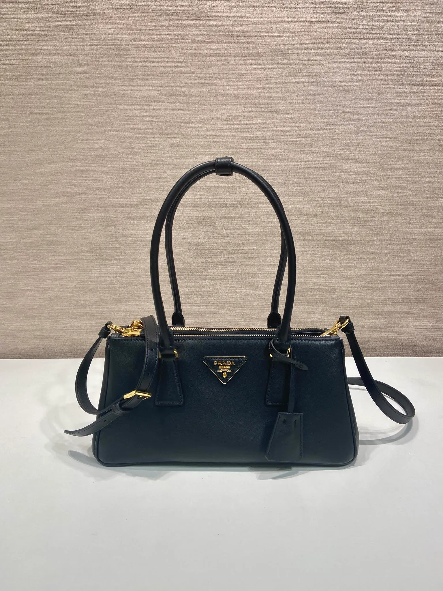 💰1700🎉New killer bag🎉1BA457 new product🎉🎉 This killer bag is made of imported calfskin, top-grade hardware, equipped with a detachable and adjustable long shoulder strap, with large capacity space, and the upper body is very beautiful. Yes, it is back with double cleats, and it is another popular style that will never go out of style🎉 Hurry up and get it👏👏 Length 28x Height 14x Bottom 10.5cm👏👏👏💰💰💰
