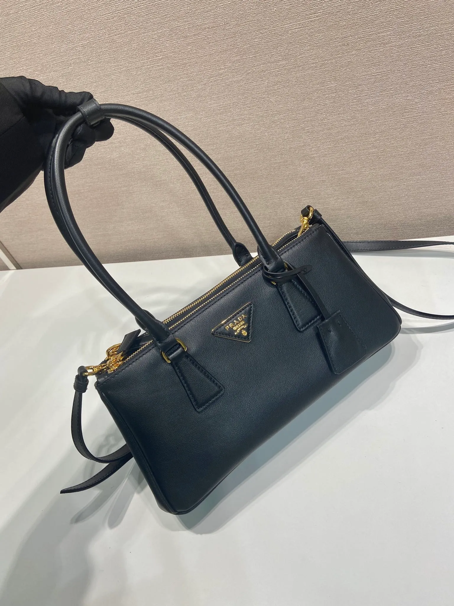 💰1700🎉New killer bag🎉1BA457 new product🎉🎉 This killer bag is made of imported calfskin, top-grade hardware, equipped with a detachable and adjustable long shoulder strap, with large capacity space, and the upper body is very beautiful. Yes, it is back with double cleats, and it is another popular style that will never go out of style🎉 Hurry up and get it👏👏 Length 28x Height 14x Bottom 10.5cm👏👏👏💰💰💰