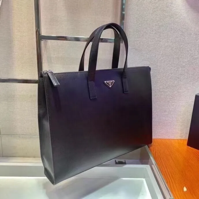 P860¥🎉New Briefcase🎉2VG039🎉🎉This simple tote bag combines modernism and classicism. It is decorated with a triangular logo and imported cross patterns, which has a striking brand style. Simple and elegant, men, hurry up and get it, it is another popular style that will never go out of style🎉🎉Length 40x Height 30x Bottom 9cm