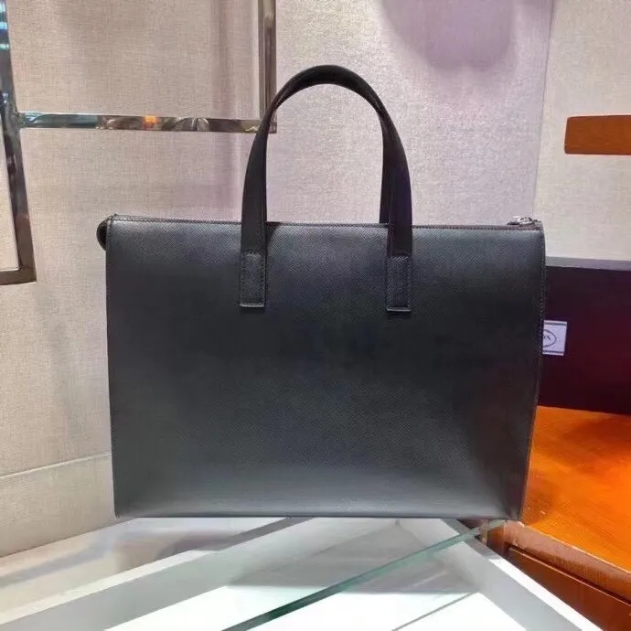 P860¥🎉New Briefcase🎉2VG039🎉🎉This simple tote bag combines modernism and classicism. It is decorated with a triangular logo and imported cross patterns, which has a striking brand style. Simple and elegant, men, hurry up and get it, it is another popular style that will never go out of style🎉🎉Length 40x Height 30x Bottom 9cm