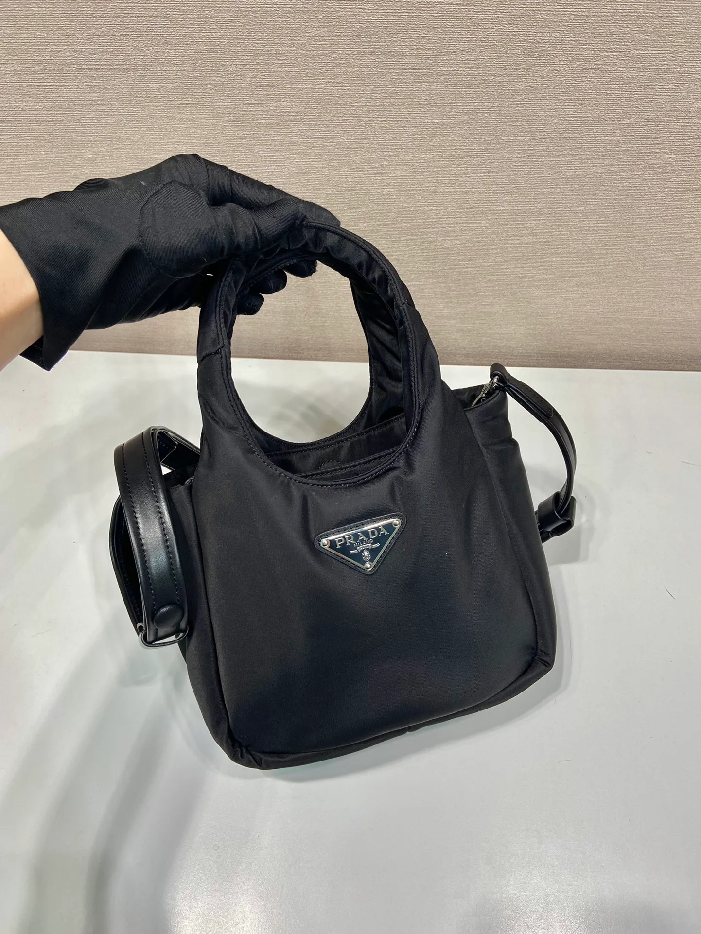 💰1060🎉Mini Tote Bag🎉1BA359 Nylon Fabric🎉🎉 This tote bag style handbag is made of imported nylon fabric, simple and very soft to the touch, casual and fashionable, with double handles and magnetic buckles. Open the bag to reveal the nylon lining and three compartments. The space capacity is very large and lightweight🎉🎉Can be carried on the shoulder🎉🎉If you like babies, hurry up and get it🎉🎉 Length 19x Height 16x Bottom 10cm🎉🎉🎉🍊🍊🍊