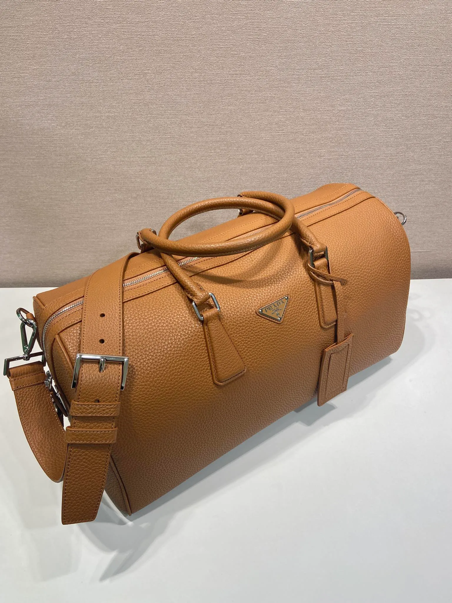 💰2360🎉New travel bag🎉2VC048 (372)🎉🎉 This travel bag is made of soft leather with a natural luster and imported sheepskin interior🎉🎉Features its soft and spacious design. The simple silhouette is accented with sophisticated, classic details, while the enameled metal triangle logo adds a signature touch to the accessory. Detachable/adjustable leather shoulder strap, zipper closure and lock buckle, large capacity, and a timeless hot item, a must-have for business trips, get it now🎉🎉 Length 50x Height 27.5x Bottom 23.5🎉🎉🎉💰💰💰