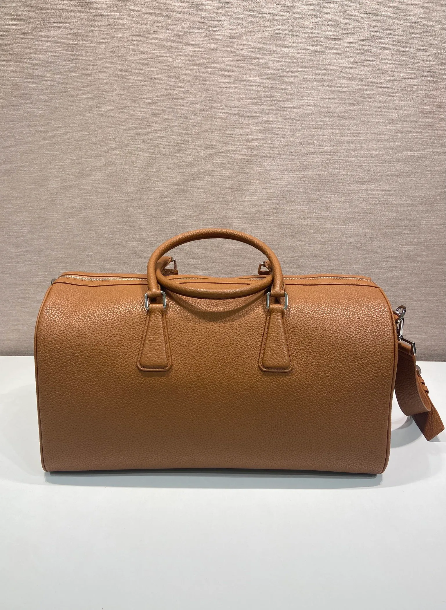 💰2360🎉New travel bag🎉2VC048 (372)🎉🎉 This travel bag is made of soft leather with a natural luster and imported sheepskin interior🎉🎉Features its soft and spacious design. The simple silhouette is accented with sophisticated, classic details, while the enameled metal triangle logo adds a signature touch to the accessory. Detachable/adjustable leather shoulder strap, zipper closure and lock buckle, large capacity, and a timeless hot item, a must-have for business trips, get it now🎉🎉 Length 50x Height 27.5x Bottom 23.5🎉🎉🎉💰💰💰